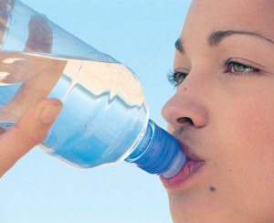 El agua esencial para la función normal del cuerpo Todos sabemos que fumar es malo para el corazón. No beber suficiente agua podría ser tan malo para el corazón. Y el consumo de bebidas sin alcohol, café, cerveza o no ayudará al corazón en absoluto.