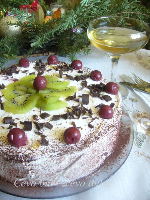 Tort spirala cu  crema de iaurt si fructe