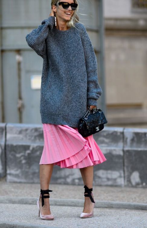 Street style | Oversize grey sweater over pastel pink pleated skirt ...