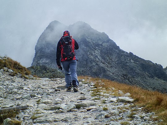 Dwa wierzchołki Świnicy (słow. Svinica, 2301 m n.p.m.) z Pośredniej Turni.