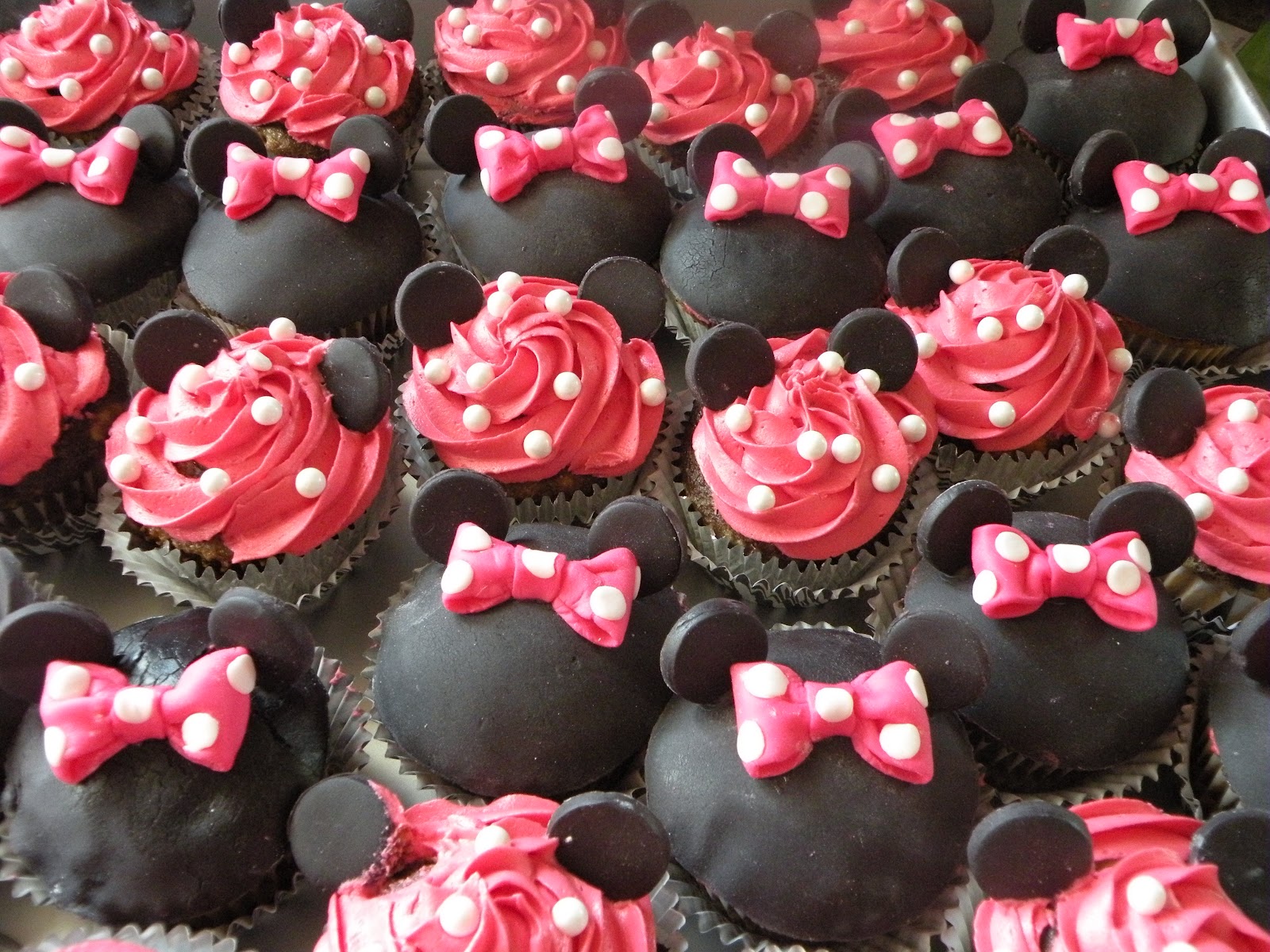 cara-s-confections-minnie-mouse-zebra-birthday-treats