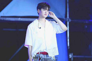 Foto Keren Chanwoo iKON diatas Panggung Foto Keren Chanwoo iKON diatas Panggung