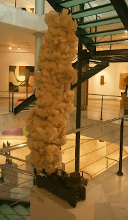 το έργο Ένα κιλό πούπουλα ένα κιλό σίδερο στο Μακεδονικό Μουσείο Σύγχρονης Τέχνης