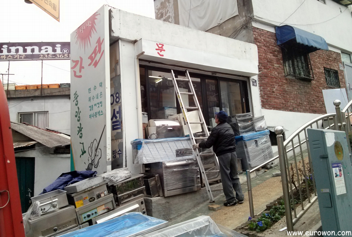 Coreano pintando carteles a mano