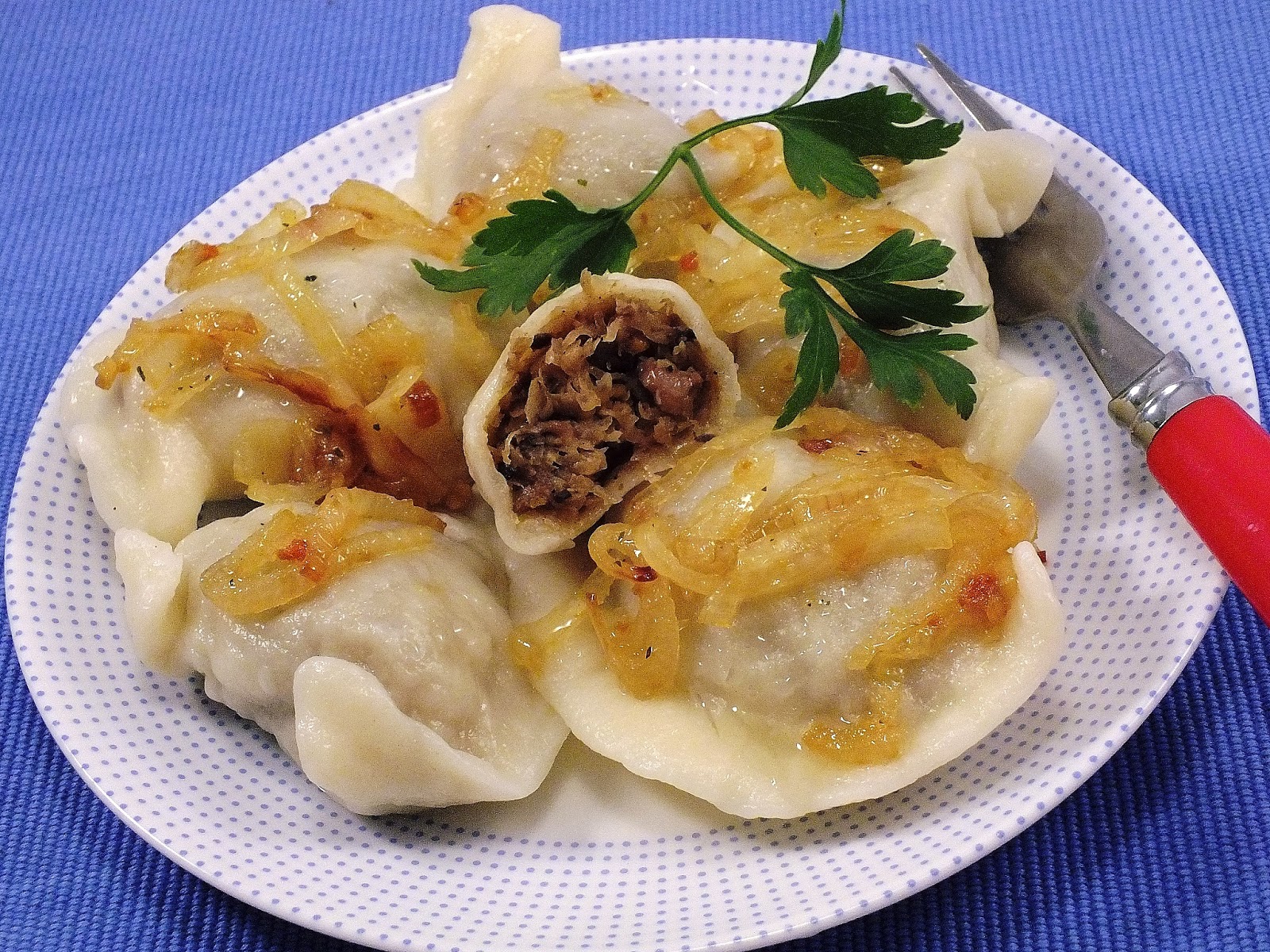 z cukrem pudrem pierogi z kapustą i grzybami