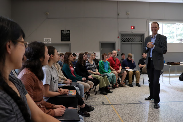 Gabe sourit à son chœur éclectique.