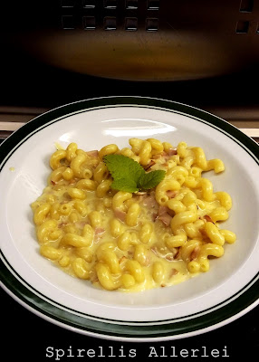 Jahaa, ihr habt richtig gehört. Ganz easy, schnell und eigentlich immer mit Zutaten, die man im Haus hat :) - auch an einem Feiertag! Und: Es ist wirklich so lecker. Ich habe lange nach einem Rezept gesucht, wo die Nudeln so richtig schön ringsrum mit Käsesoße voll sind - und nun hab ich es gefunden, ich habe übrigens auch schon meine kleine Schwester angesteckt, die das Rezept als top Studententauglich erklärt hat!