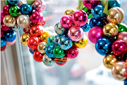 cómo hacer guirnaldas de colores, cómo hacer guirnaldas con esferas, como hacer guirnaldas con bolas de colores