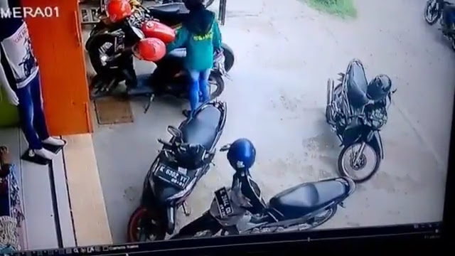 Kesulitan Keluarkan Motor, yang Dilakukan Cewek ini Bener-Bener Diluar Dugaan Kesulitan Keluarkan Motor, yang Dilakukan Cewek ini Bener-Bener Diluar Dugaan