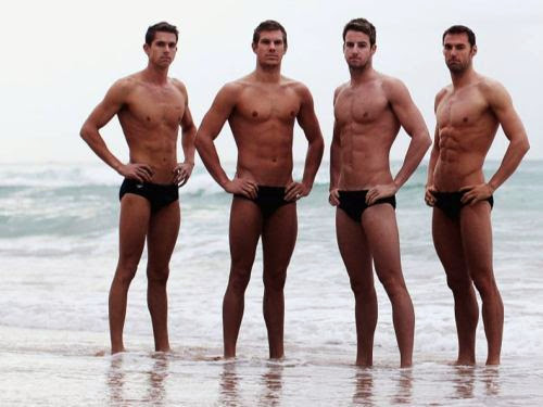 Άντρες ηλιοκαμένοι, γυμνασμένοι το Καλοκαίρι, Πάρα πολλές φωτογραφίες με όμορφους άντρες σε καλοκαιρινή διάθεση