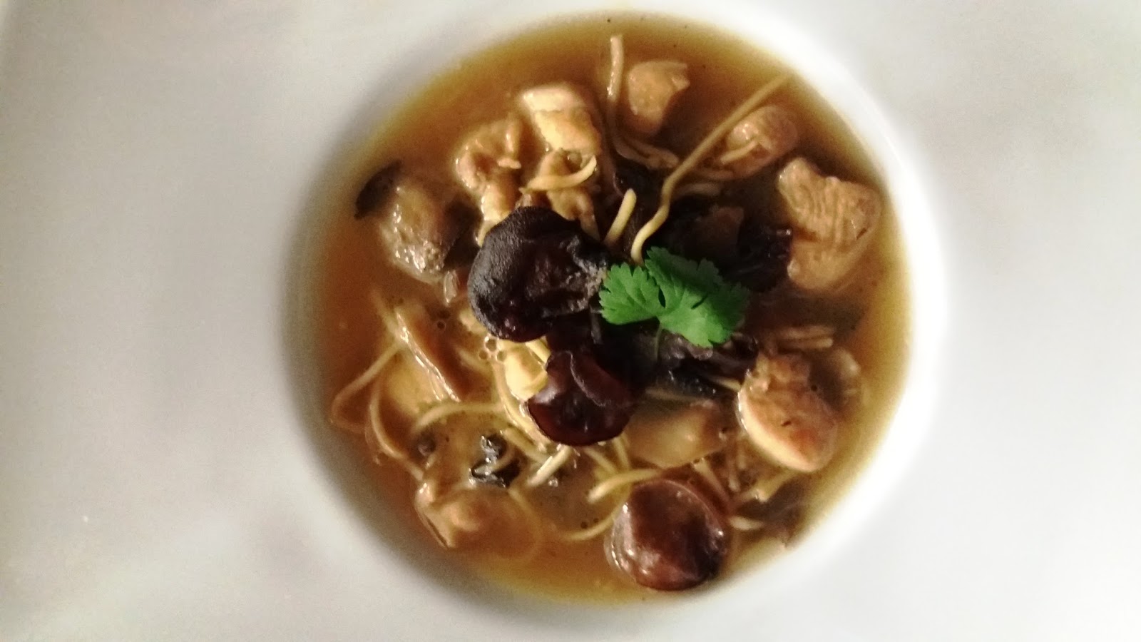 Un plat, une histoire Bouillon Asiatique au poulet et champignons