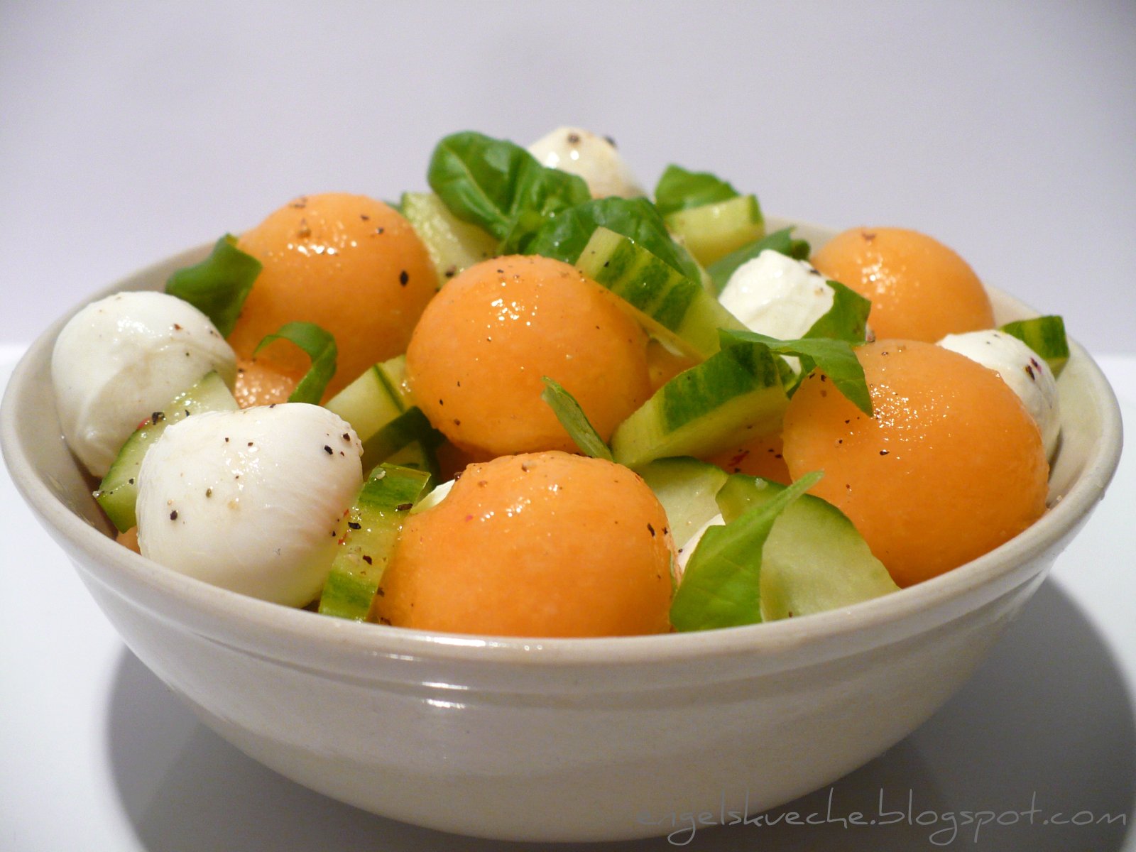 Essen aus Engelchens Küche MelonenMozzarellaSalat mit Basilikum