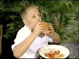 Dumme Werbung - Kind bekleckert Hemd mit Ketchup - Hamburger essen