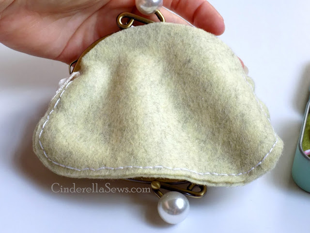 How to sew an easy framed coin purse. Perfect for a DIY gift, Victorian, steampunk, or fairy tale costume, or even a wedding accessory! #sewing #sewingproject #freesewingpattern #crafts