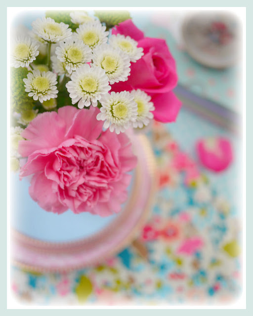 Mary Jane's TEAROOM: Saying it with flowers.........