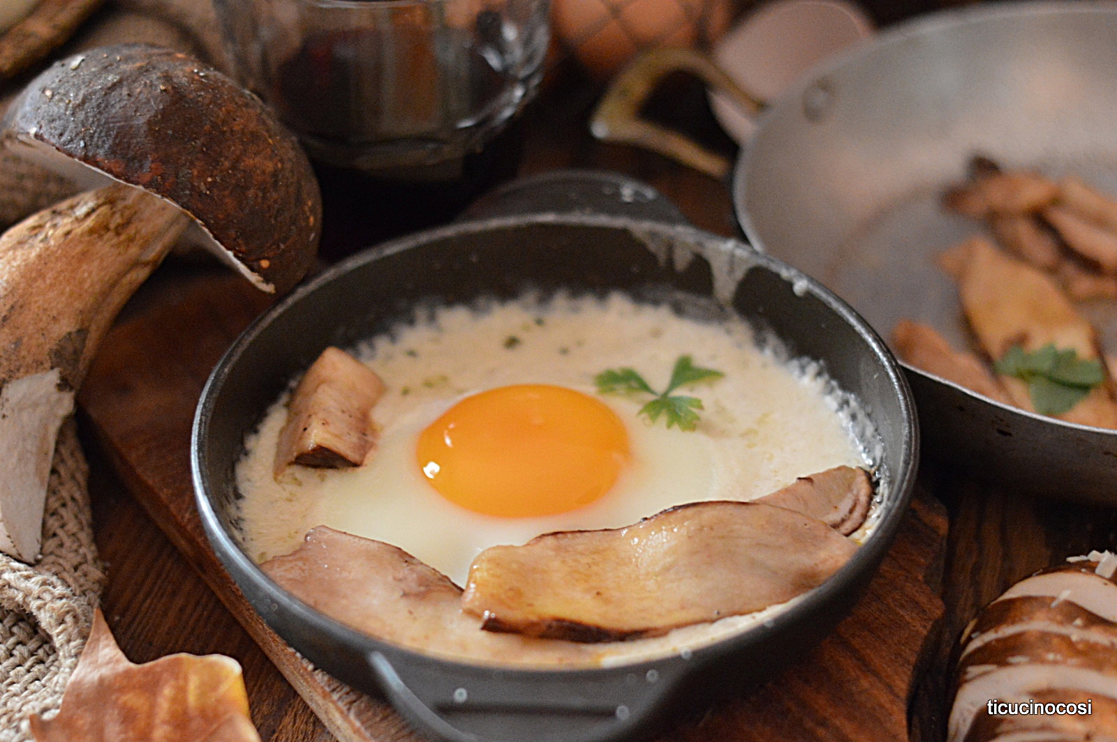 UOVO SU FONDUTA E PORCINI