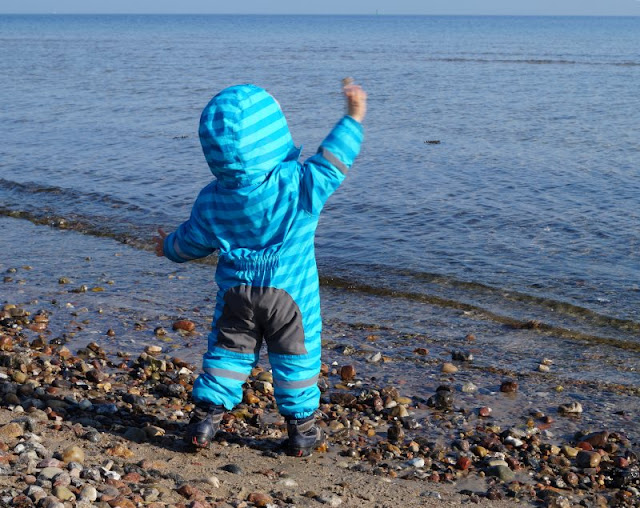 Aktiv im Herbst mit Kindern unterwegs: Unsere 7 Favoriten. Im Herbst gehen wir mit den Kindern gerne an den Strand, da ist es wunderschön und meist menschenleer. Viele Draußen-Aktivitäten sind mit der richtigen Kleidung kein Problem!