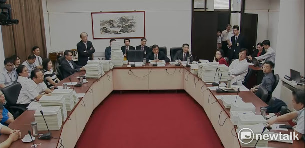 針對前瞻預算案，立法院朝野黨團24日花了一整天討論後初步達到共識，不料國民黨團晚間急轉彎導致破局。   