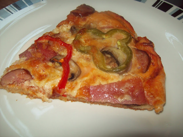 Pizza with ham , smoked ham and sausages-Pizza cu sunca si carnat