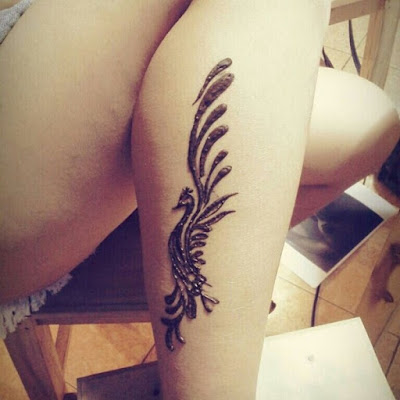 Berbagai selebriti, seniman dan bahkan bintang rock menunjukkan tato henna mereka kepada publik. Tato henna burung sendiri menggambarkan kebebasan.