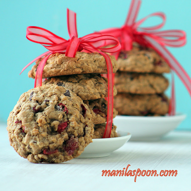 Cranberries give these yummy cookies a fresh tangy flavor which perfectly contrasts with chocolate and cinnamon spice! A great holiday snack for Thanksgiving, Christmas and New Year! | manilaspoon.com