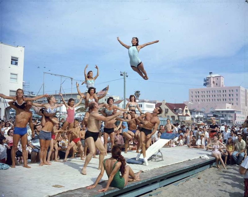 Vintage Color Photos Capture Street Scenes of Los Angeles From 1940s to 1960s - 26