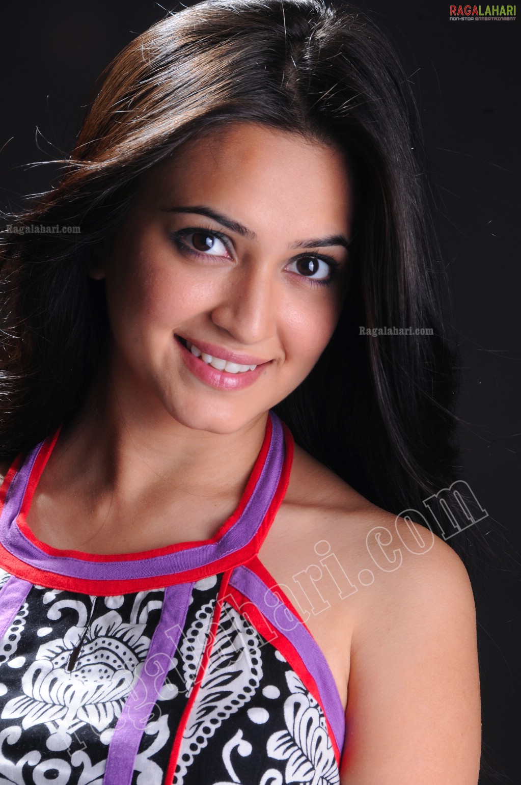 Kriti Karbanda eyes - Kriti Karbanda Face Close up Pics
