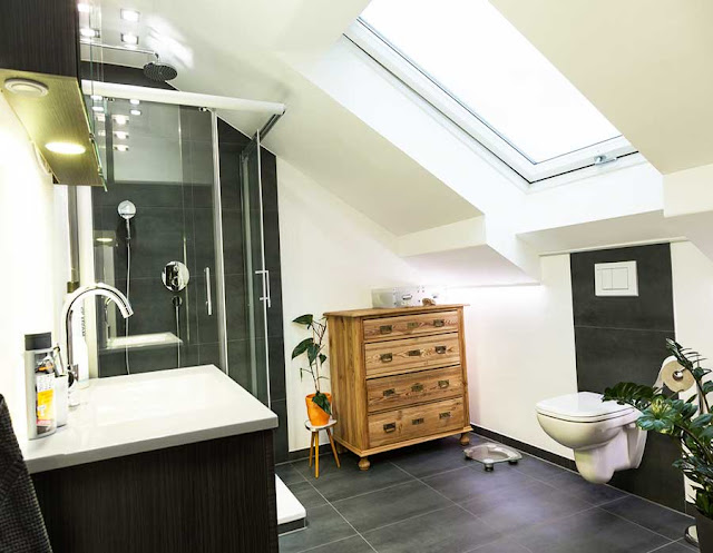 Badezimmer-auf-dem-dachboden-ohne-badewanne-für-Ihre-große-Wohnung-Badbereich