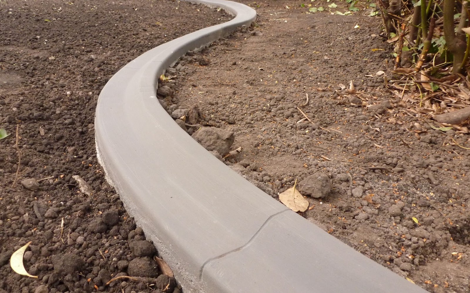 Pose de bordures béton moulées pour jardin / massif