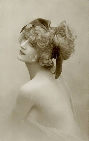 Vintage photo of woman's hairstyle