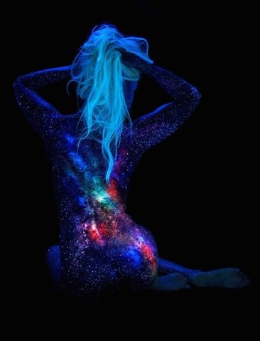 Corpo feminino - uma tela, uma paisagem, uma imensidão de contrastes e belezas.  Pinturas fluorescentes sob luz negra, retratando a natureza em corpos femininos Arte de John Poppleton