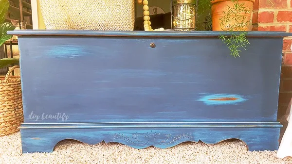 blanket chest makeover with paint and glaze