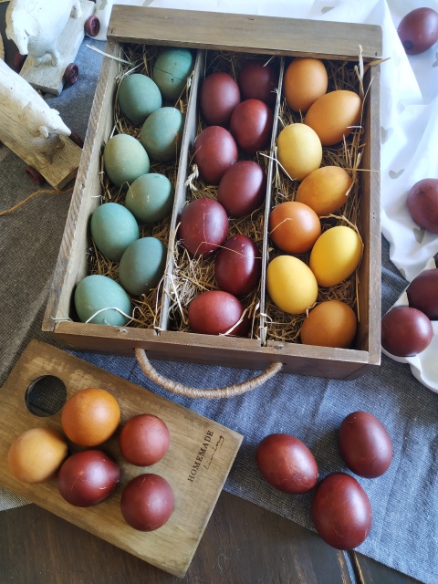 Jak se barvení vajíček barvami?