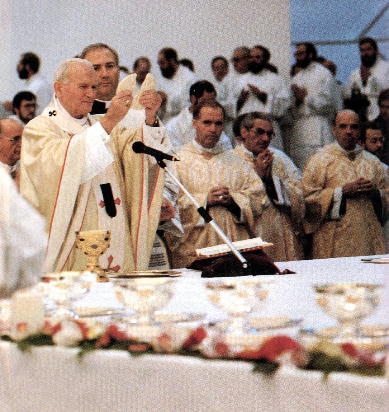 Eucaristía en el Camino Neocatecumenal Eucaristía celebrada por San Juan Pablo II en Porto San