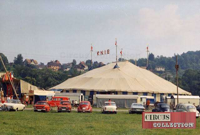 Façade d'entrée, chapiteau et roulotte buffet du Cirque National Suisse Knie  1970