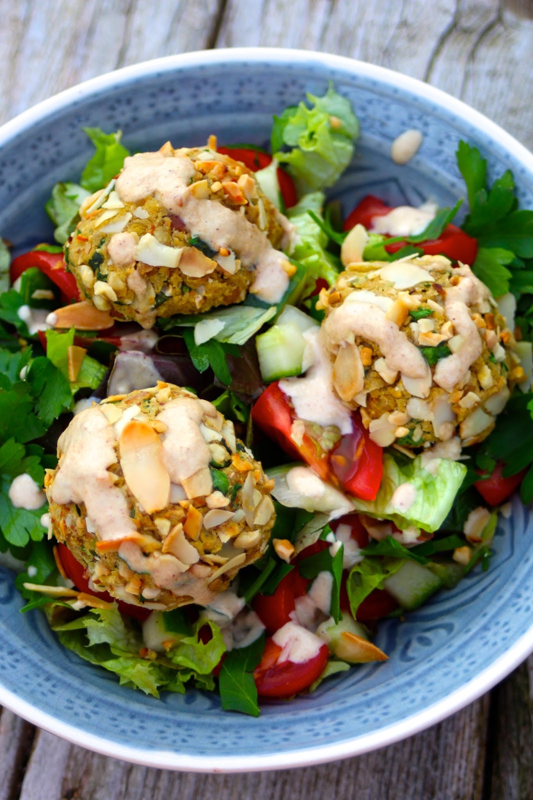 Paulas Frauchen Knackige MandelfalafelBowl mit ZitronenTahina