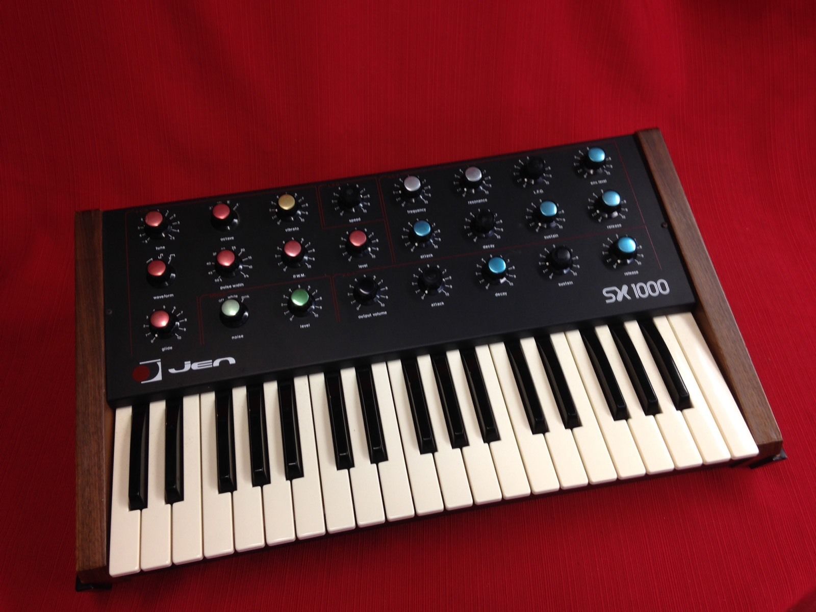 Rheem kee bass. Синтезатор 70-80 годов moog. Синтезатор roland jd-xa черный. Sequential prophet 2000. Сайты синтезаторов.