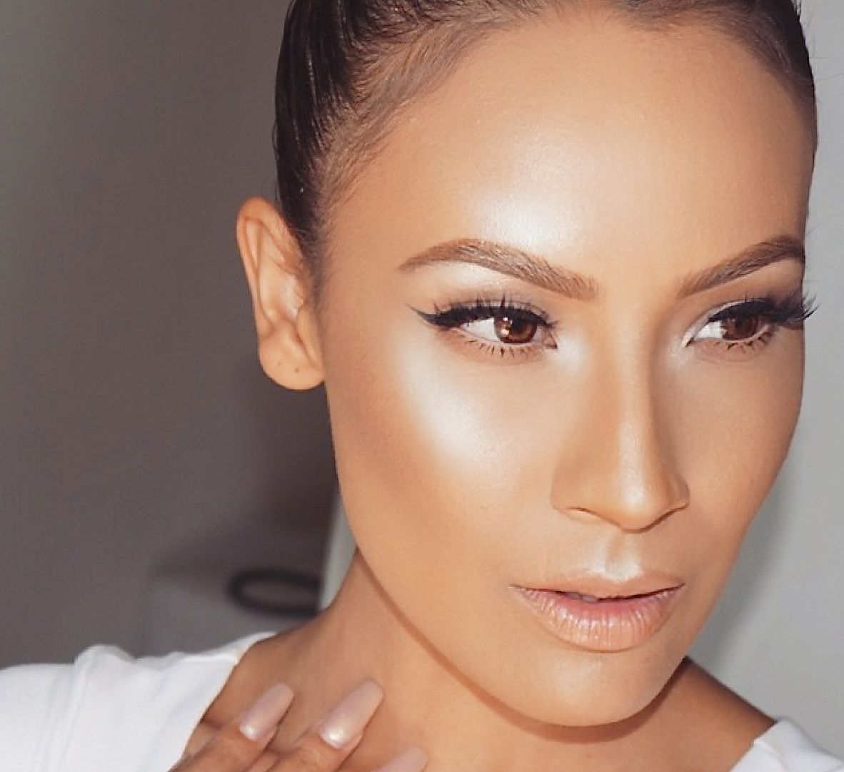 Идеальная кожа. Как сделать лицо сияющим. Dolphin skin новый тренд. Контуринг и стробинг. Макияж сияющая кожа.