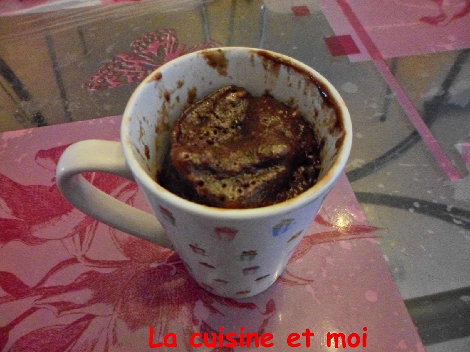 http://la-cuisine-et-moi.blogspot.fr/2014/06/mug-cake-nutella-smarties.html