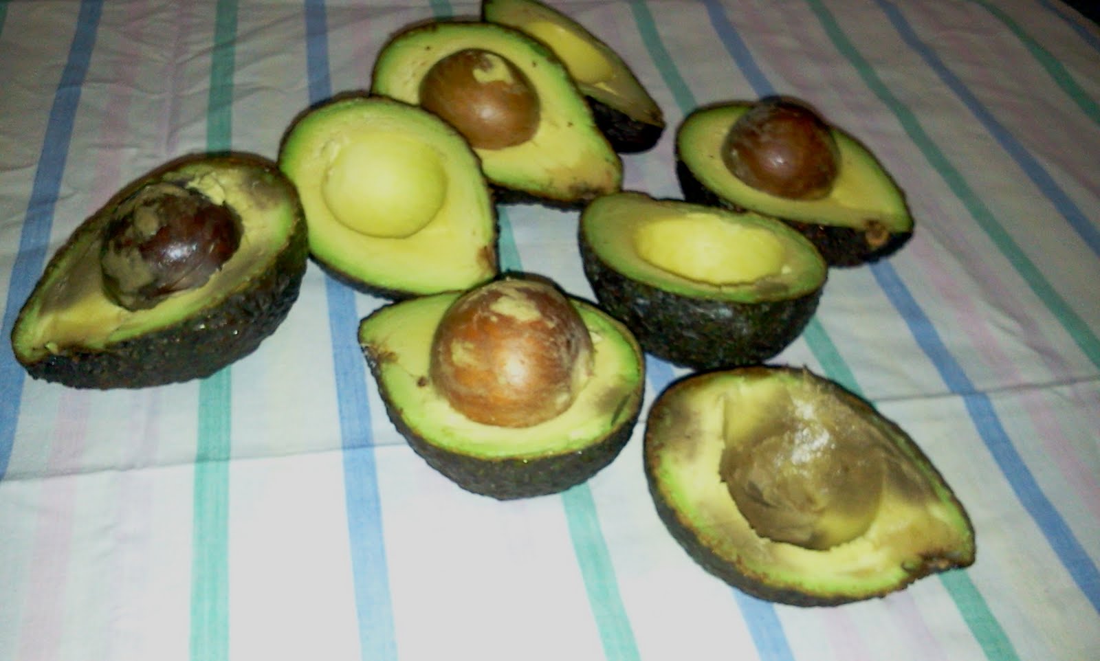 Авокадо темное внутри есть можно. Перезревший авокадо. Авокадо перезрелый кожура. Авокадо внутри. Испорченный авокадо.