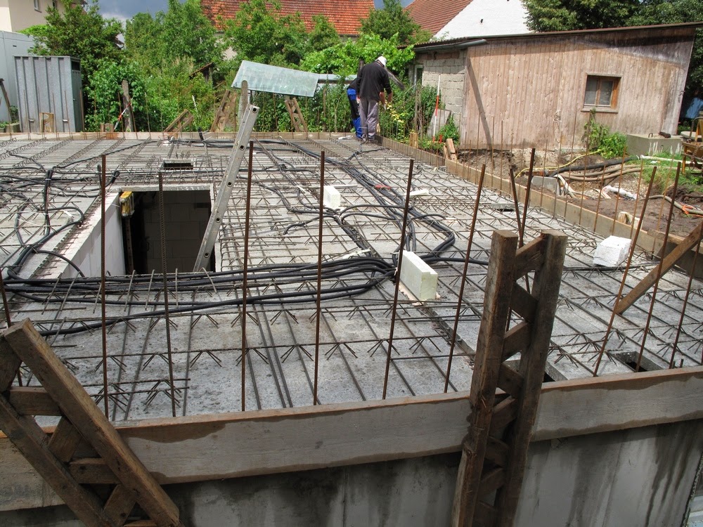 Hausbau mit der Firma KMH: Die Kellerdecke ist drauf