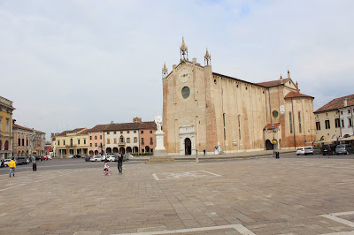 piazza Vittorio Emanuele II Duomo di Montagnana e la meridiana