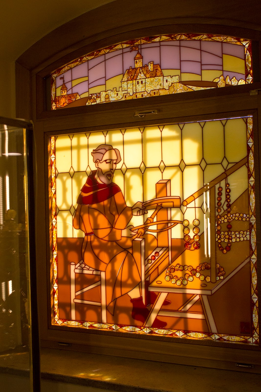 янтарная галерея калининградский янтарный комбинат. музей янтаря в калининграде. музей янтаря в калининграде режим работы. калининградский музей янтаря. изделия из янтаря в музее янтаря.