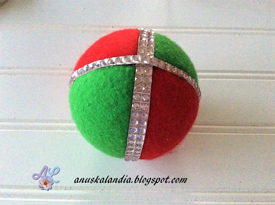 Cómo-hacer-bola-navideña-fieltro-y-patchwork-sin-aguja-Anuskalandia