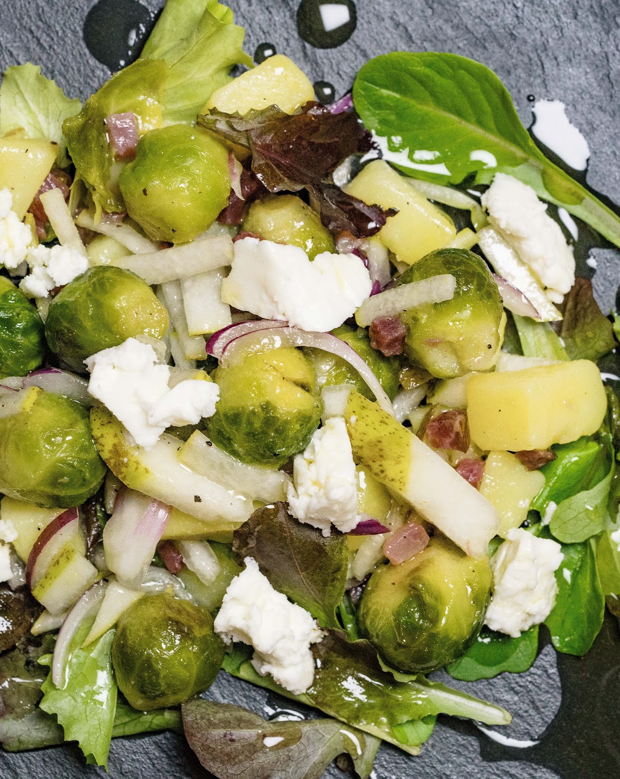 stuttgartcooking: Gebratener Rosenkohl-Salat mit Birne und Speck