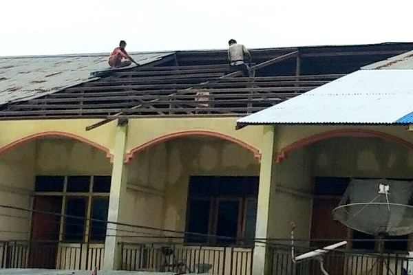 BPBD Sekadau Evakuasi 2 KK Korban Angin Ribut BPBD Sekadau Evakuasi 2 KK Korban Angin Ribut