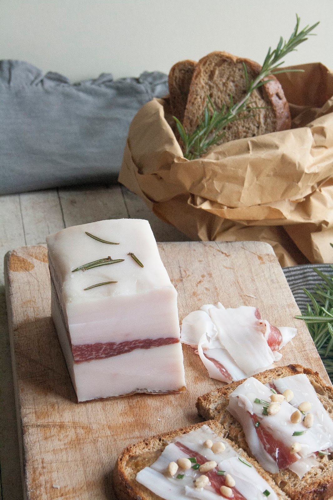 Crostini con lardo, pinoli e miele Ricetta ed ingredienti dei Foodblogger italiani