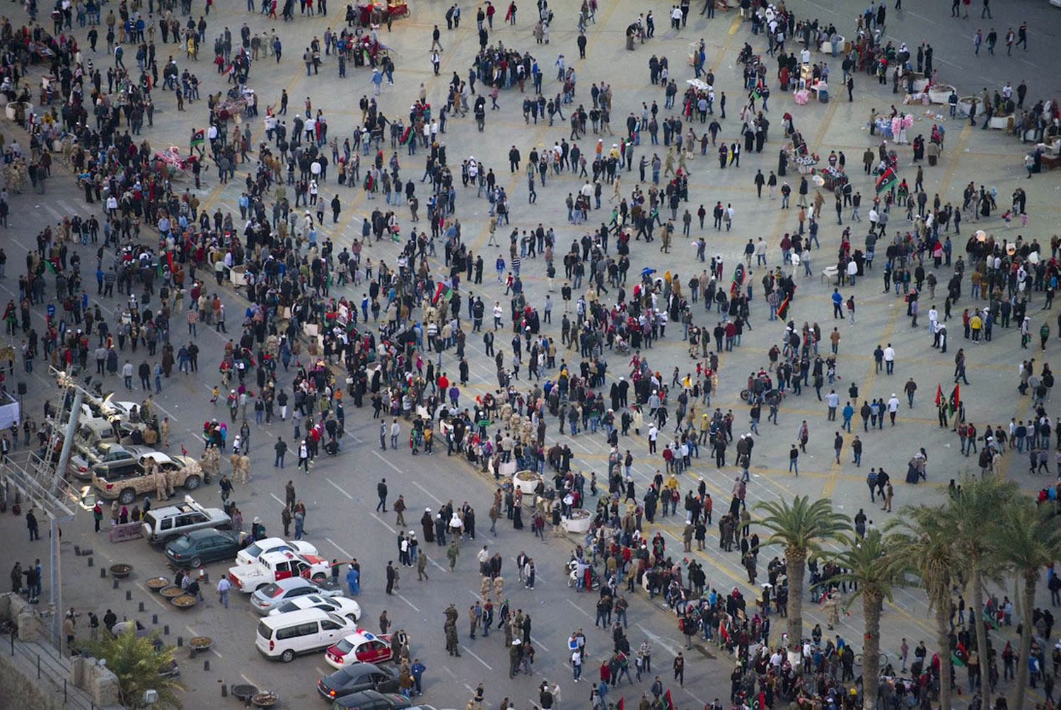 Человек пл. Площадь мучеников Ливия. Куча народу на площади. Площадь человека сверху. Люди на площади.