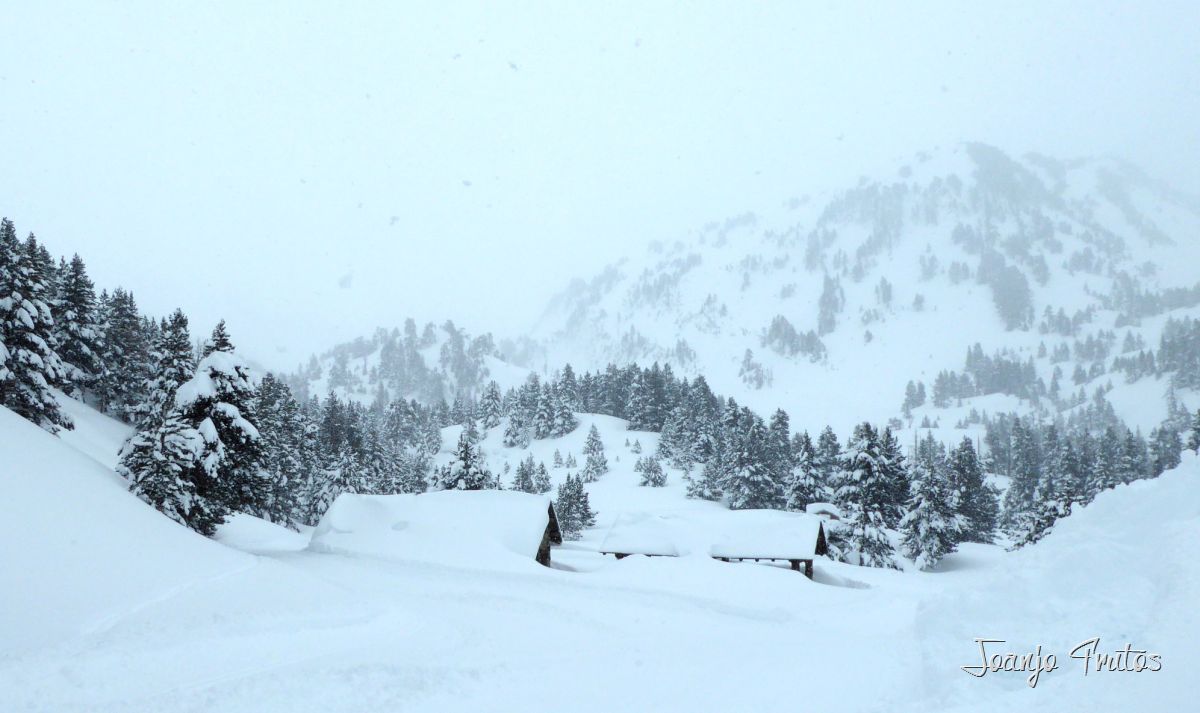 P1110256 - Visitando los 3 m de nieve Refugio de La Renclusa
