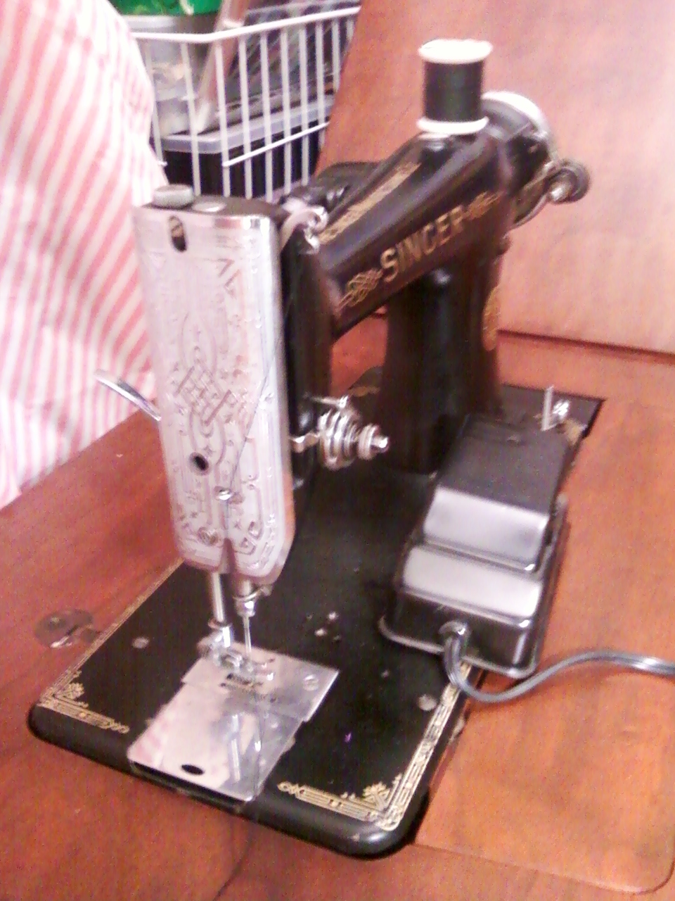 Singer 101 Sewing Machine with potted motor & oil wick system
